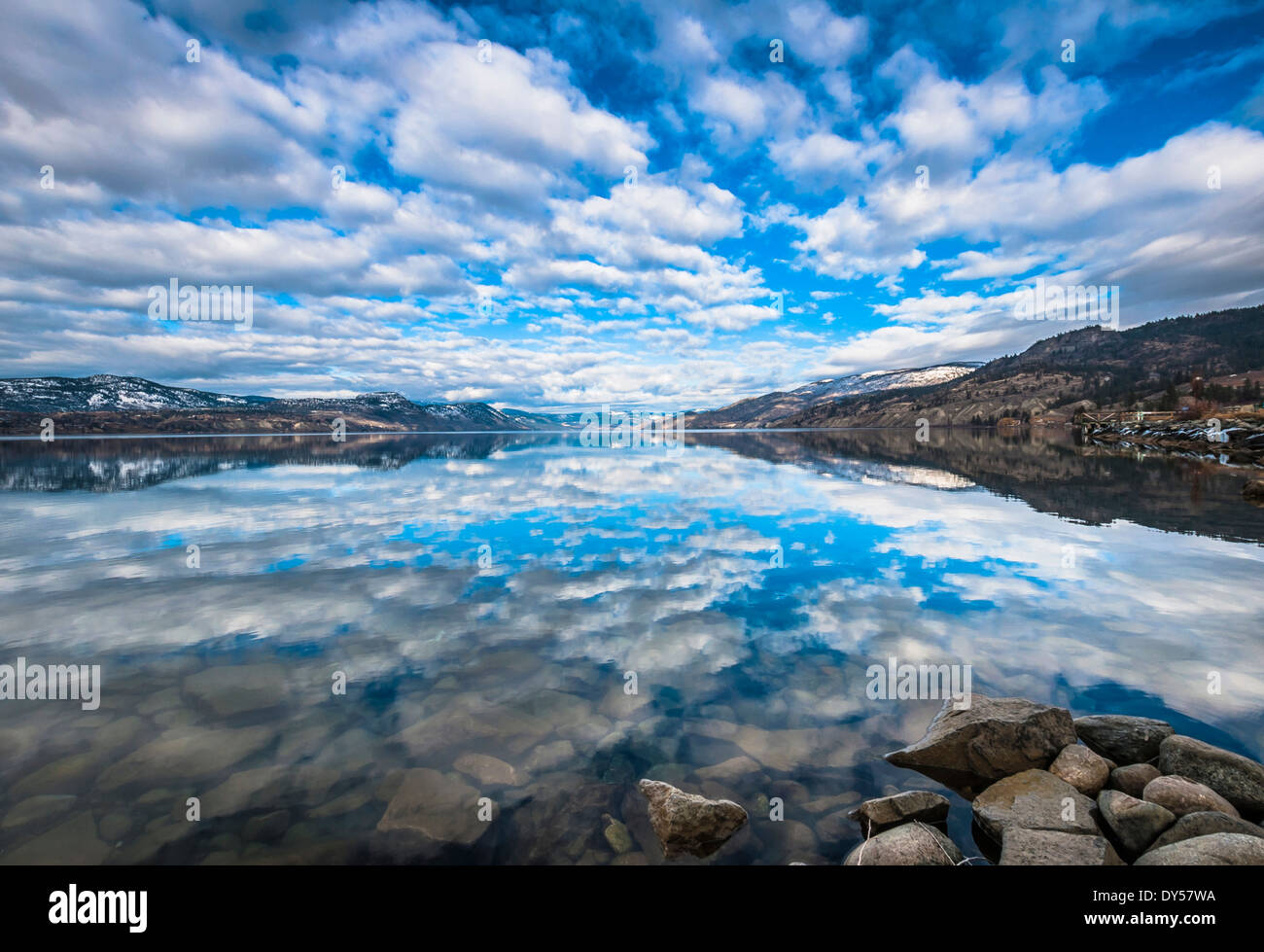 Il cielo si riflette nel Lago Okanagan, Naramata, British Columbia, Canada Foto Stock