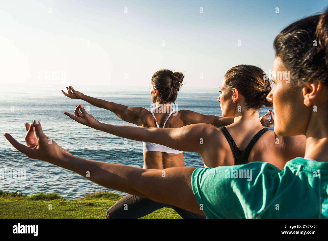 Le donne sulla scogliera, la pratica dello yoga Foto Stock