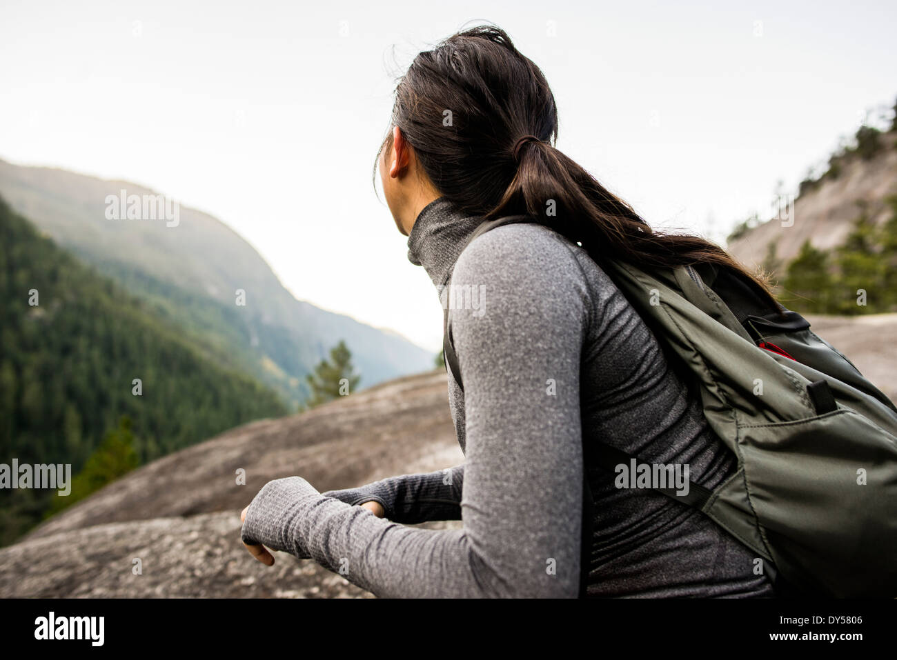 Giovane donna guardando a vista, Squamish, British Columbia, Canada Foto Stock