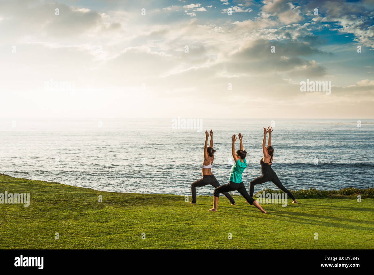 Le donne sulla scogliera, in posizione di yoga Foto Stock