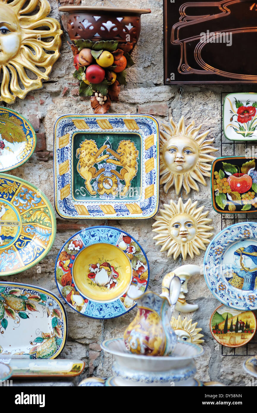 Tradizionale ceramica italiana - sul display nel negozio di souvenir Foto Stock