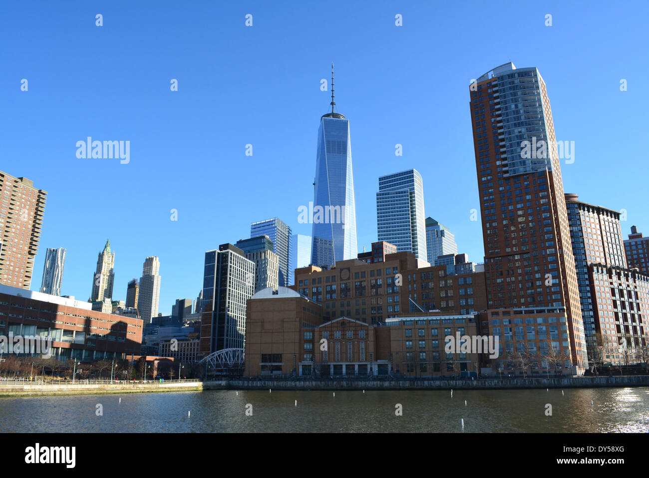 Inferiore dello skyline di Manhattan a Battery Park City lungo il fiume Hudson. Foto Stock