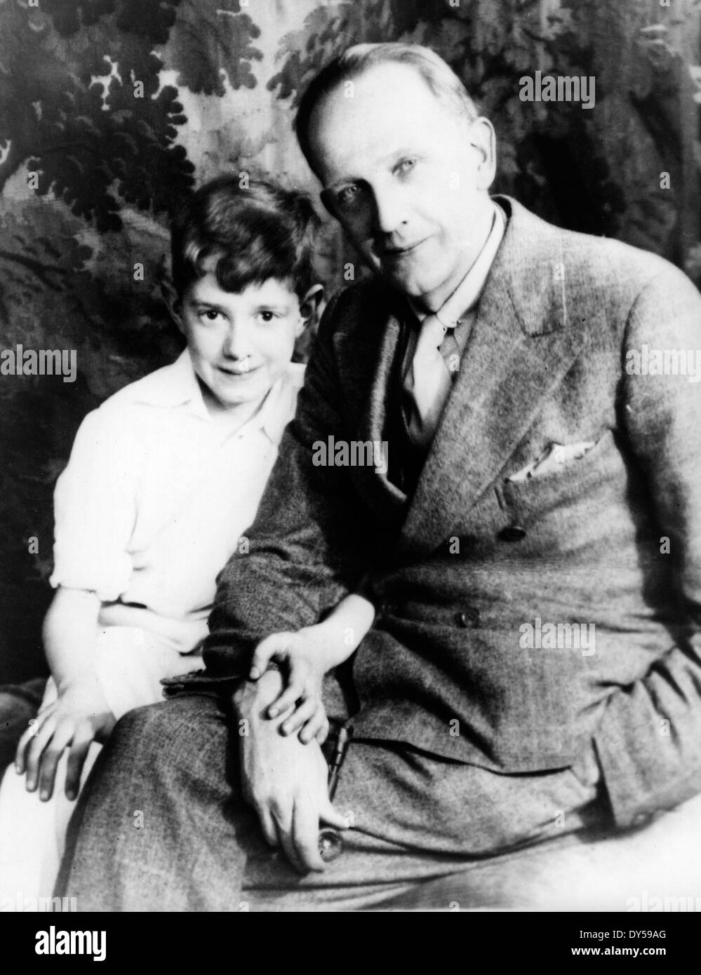 A.A.MILNE (1882-1956) autore inglese con suo figlio Christopher Robin nel 1932 Foto Stock