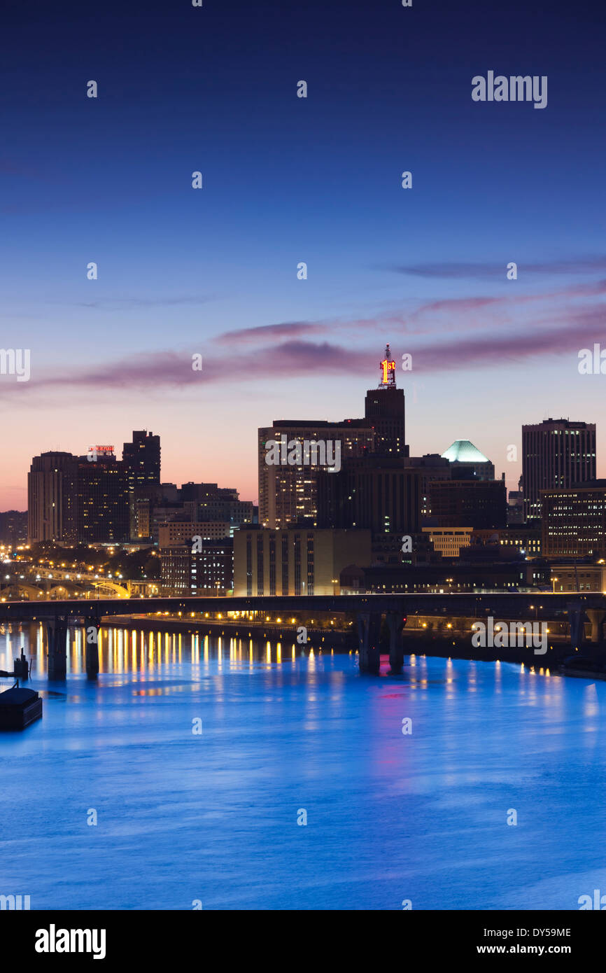 Stati Uniti d'America, Minnesota, Minneapolis, St. Paul, elevati skyline da indiano tumuli al crepuscolo Foto Stock