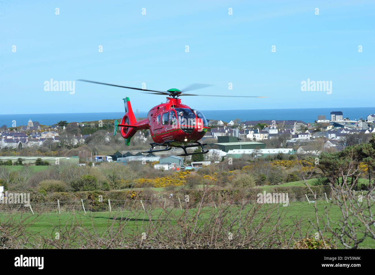 Welsh Air Ambulance frequentando Rta Amlwch Anglesey North Wales UK battenti G-Wass welsh aereo elicottero Foto Stock