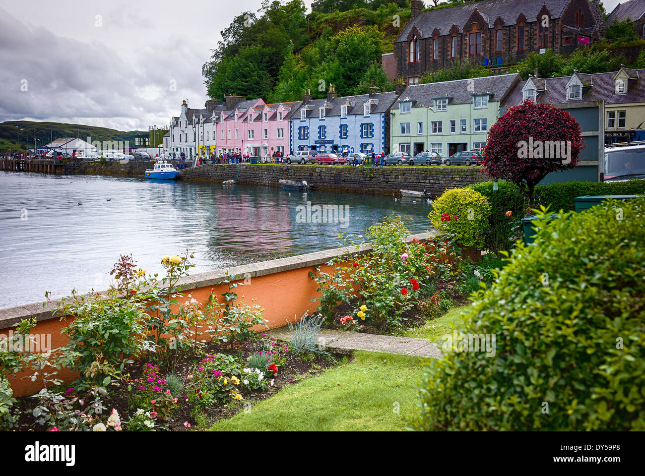 Piccolo giardino in riva al mare a Portree Isola di Skye in Scozia UK UE Foto Stock
