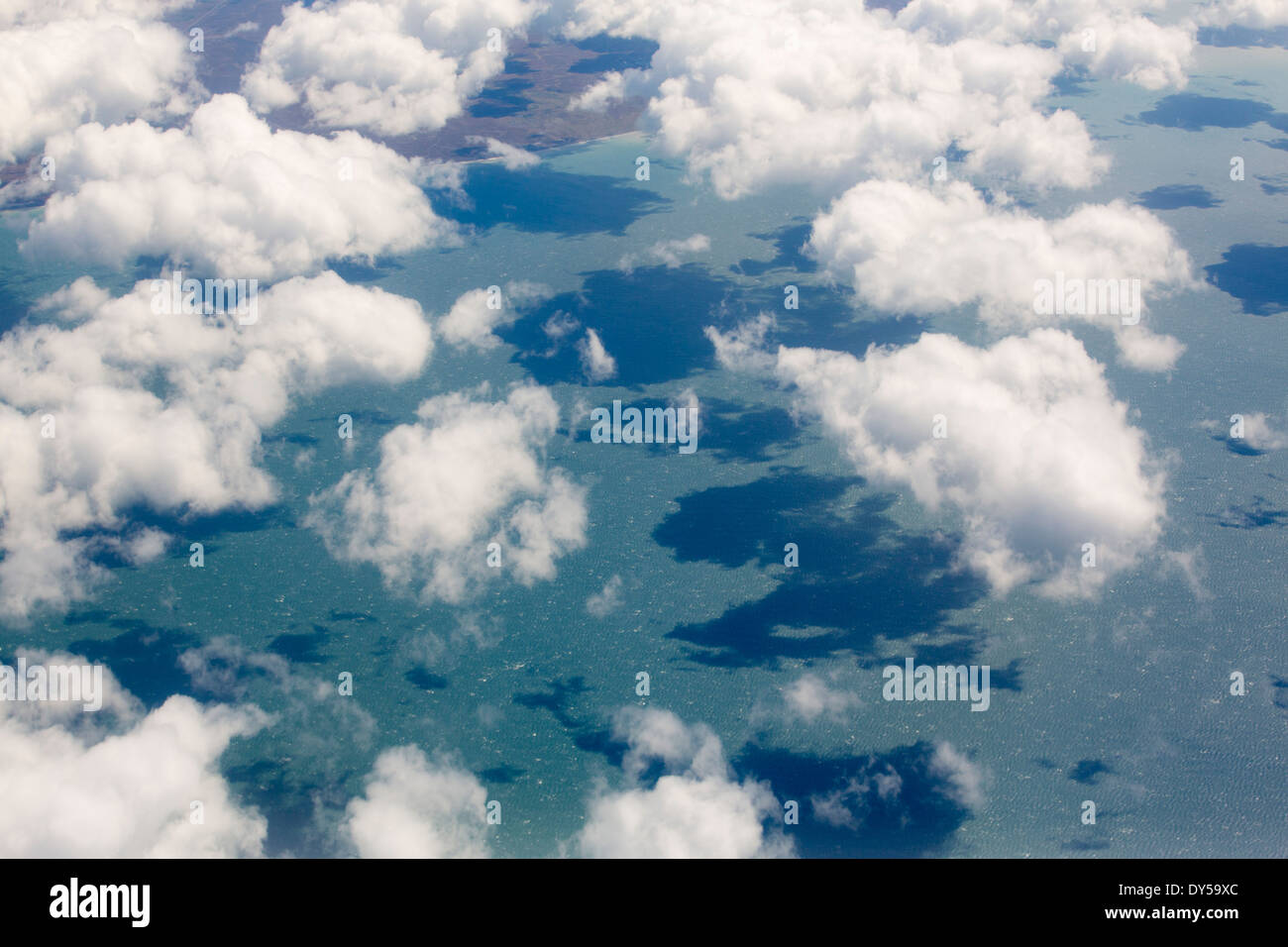 Cumulo Nimbus cloud visto da un aereo finestra sopra la costa argentina. Foto Stock