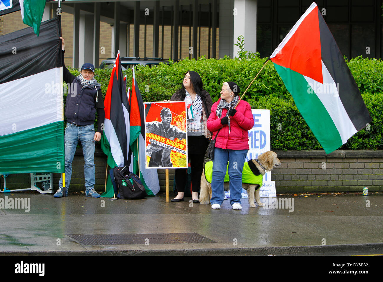 Dublino, Irlanda. Il 7 aprile 2014. Manifestanti stand al di fuori dell'Ambasciata israeliana, con una enorme bandiera palestinese. Pro attivisti palestinesi hanno protestato fuori l'Ambasciata israeliana a Dublino per il rilascio del palestinese Mohammed " Cina " Abu Rahmah dalla prigione israeliana. Egli è stato arrestato dalle forze di difesa israeliane nella sua casa nella West Bank il 18 marzo 2014. Credito: Michael Debets/Alamy Live News Foto Stock