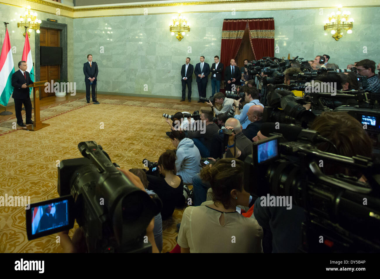 Budapest. 7 apr, 2014. Primo Ministro ungherese Viktor Orban (1L) assiste la sua prima conferenza stampa dal suo Fidesz-conservatore KDNP Alliance ha vinto le elezioni parlamentari in Budapest, Ungheria il 7 aprile 2014. Credito: Attila Volgyi/Xinhua/Alamy Live News Foto Stock