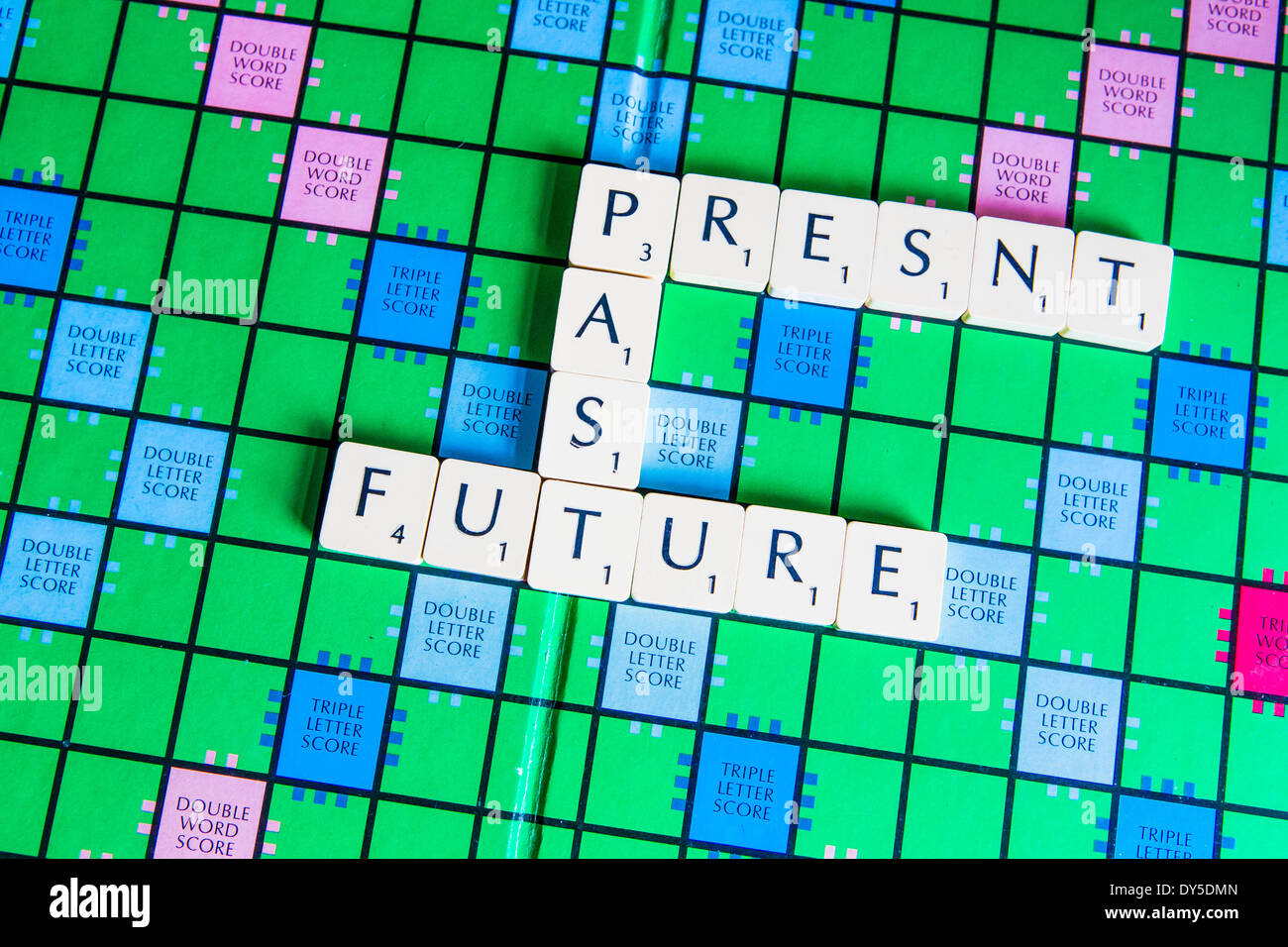 Parole scritte su una scheda di scrabble Foto Stock