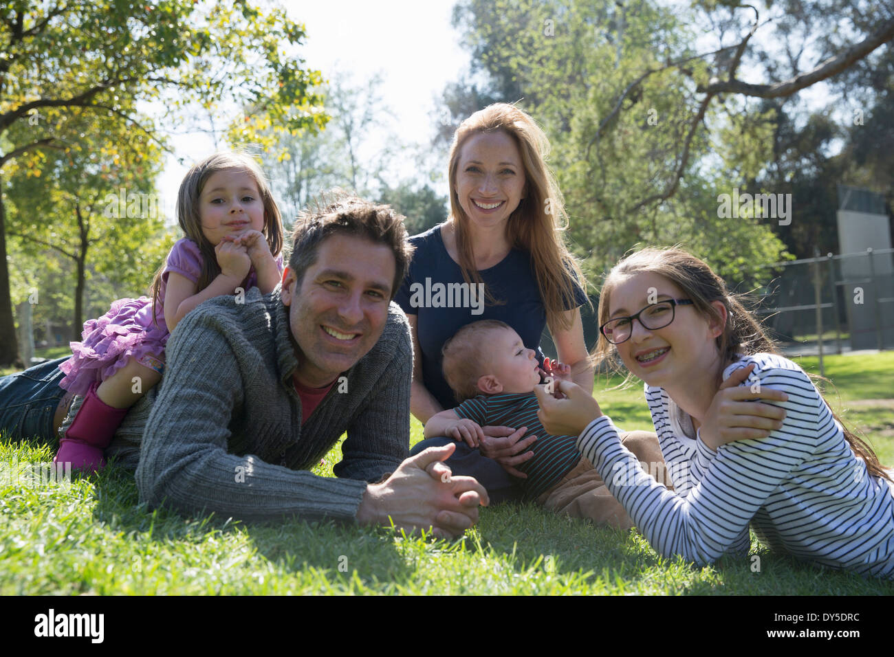 La famiglia felice rilassante sull'erba Foto Stock