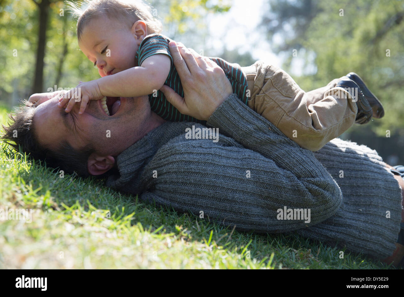 Padre e figlio giocando sull'erba Foto Stock