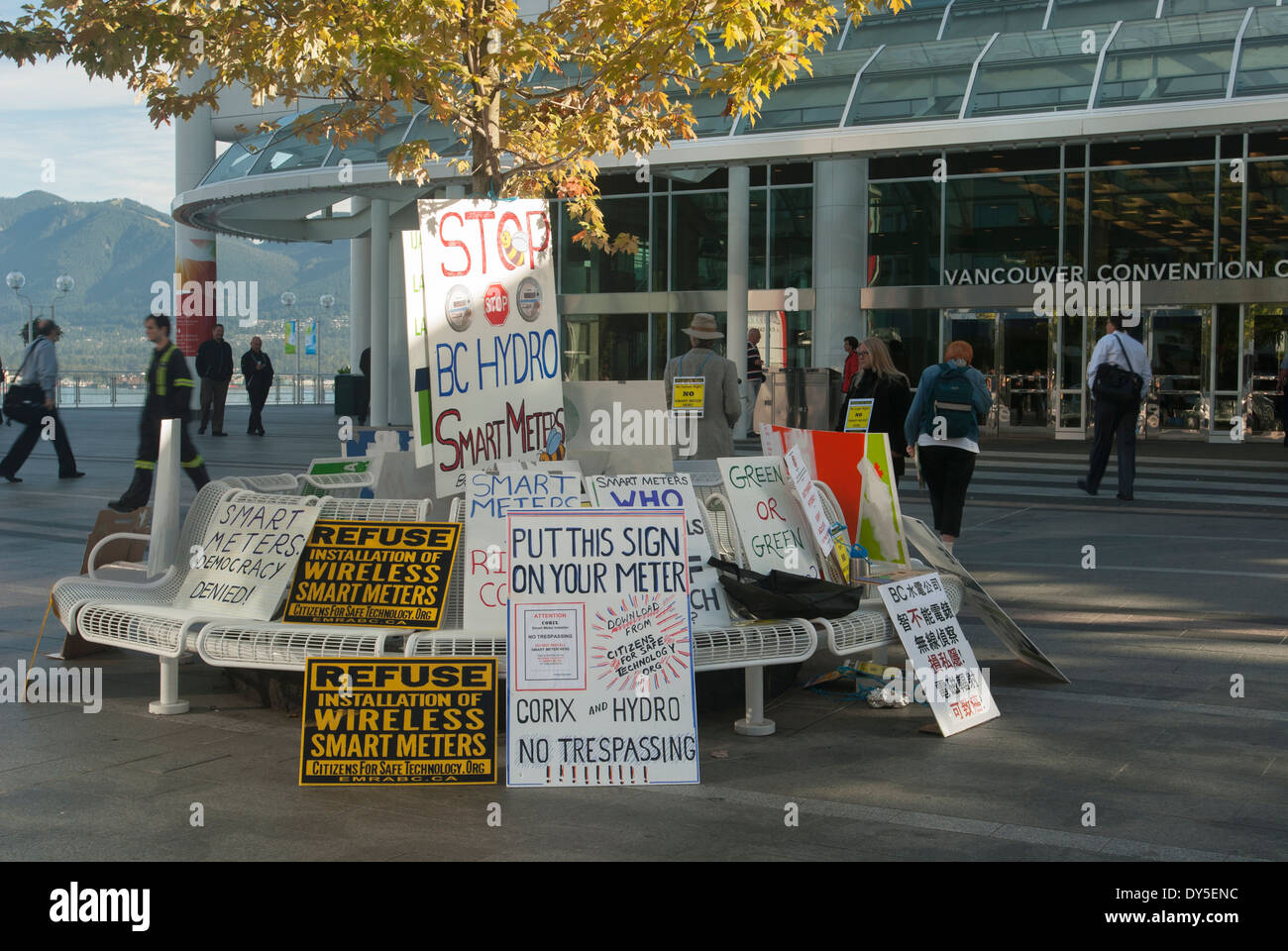 Segni protestando misuratori intelligenti al di fuori di Vancouver convention center. Foto Stock