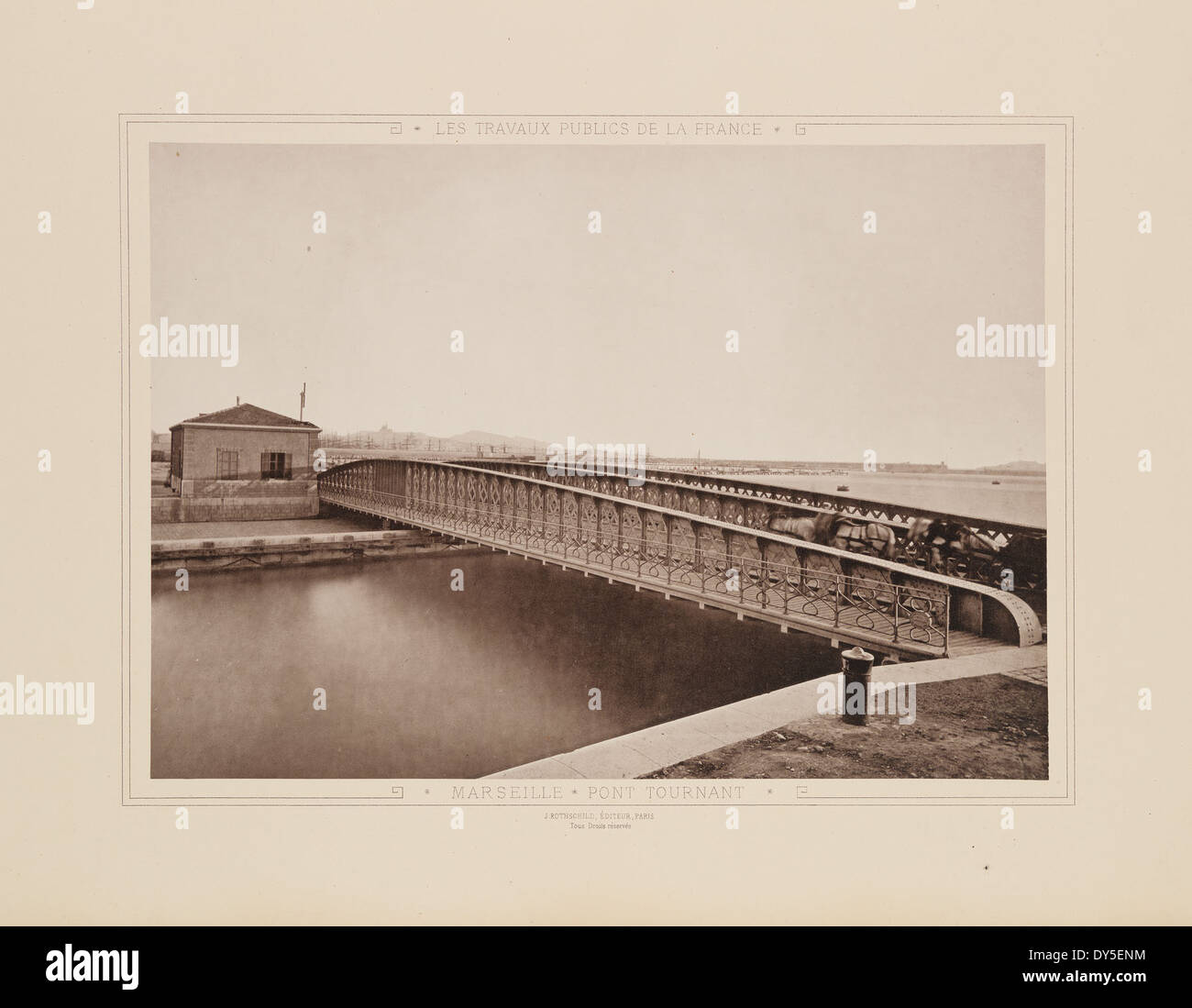 Il Pont Tournant di Marsiglia è un ponte sospeso sul fiume, progettato per il passaggio di navi e barche. Svolge una funzione importante nel facilitare il trasporto via acqua in città. Foto Stock