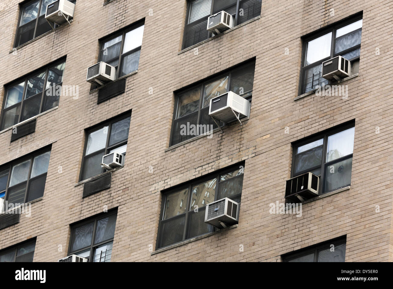 Le unità aria condizionata posto in telai di finestra palude refrigeratori Foto Stock