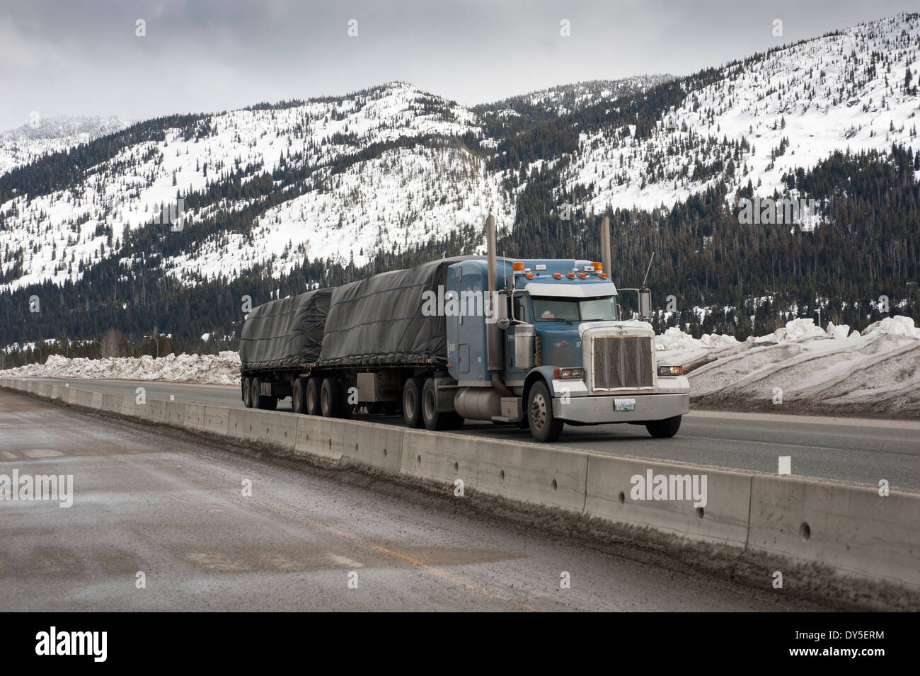 Long-haul carrello viaggia sull'autostrada 5 conosciuto anche come la Coquihalla Highway. Foto Stock