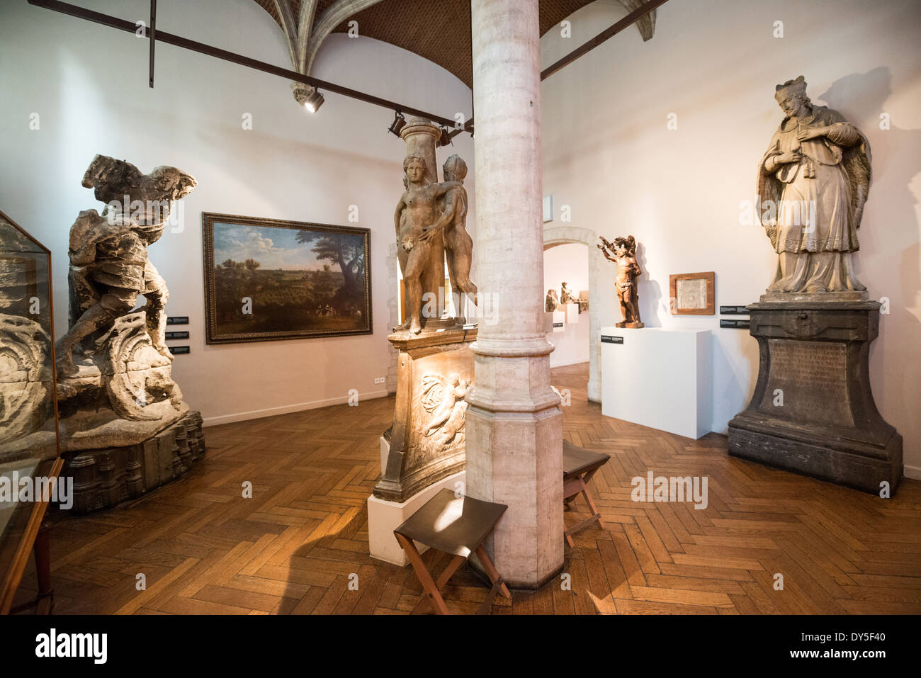 Museo della città di Bruxelles opere d'arte Bruxelles Belgio // BRUXELLES, Belgio — il Museo della città di Bruxelles espone la sua collezione di dipinti storici e sculture che documentano il patrimonio culturale della città. Queste opere d'arte, ospitate nella Maison du ROI sulla Grand Place, rappresentano vari periodi di sviluppo artistico di Bruxelles. La mostra sui media misti illustra l'evoluzione delle tradizioni delle arti visive di Bruxelles attraverso dipinti e opere scultoree. Foto Stock