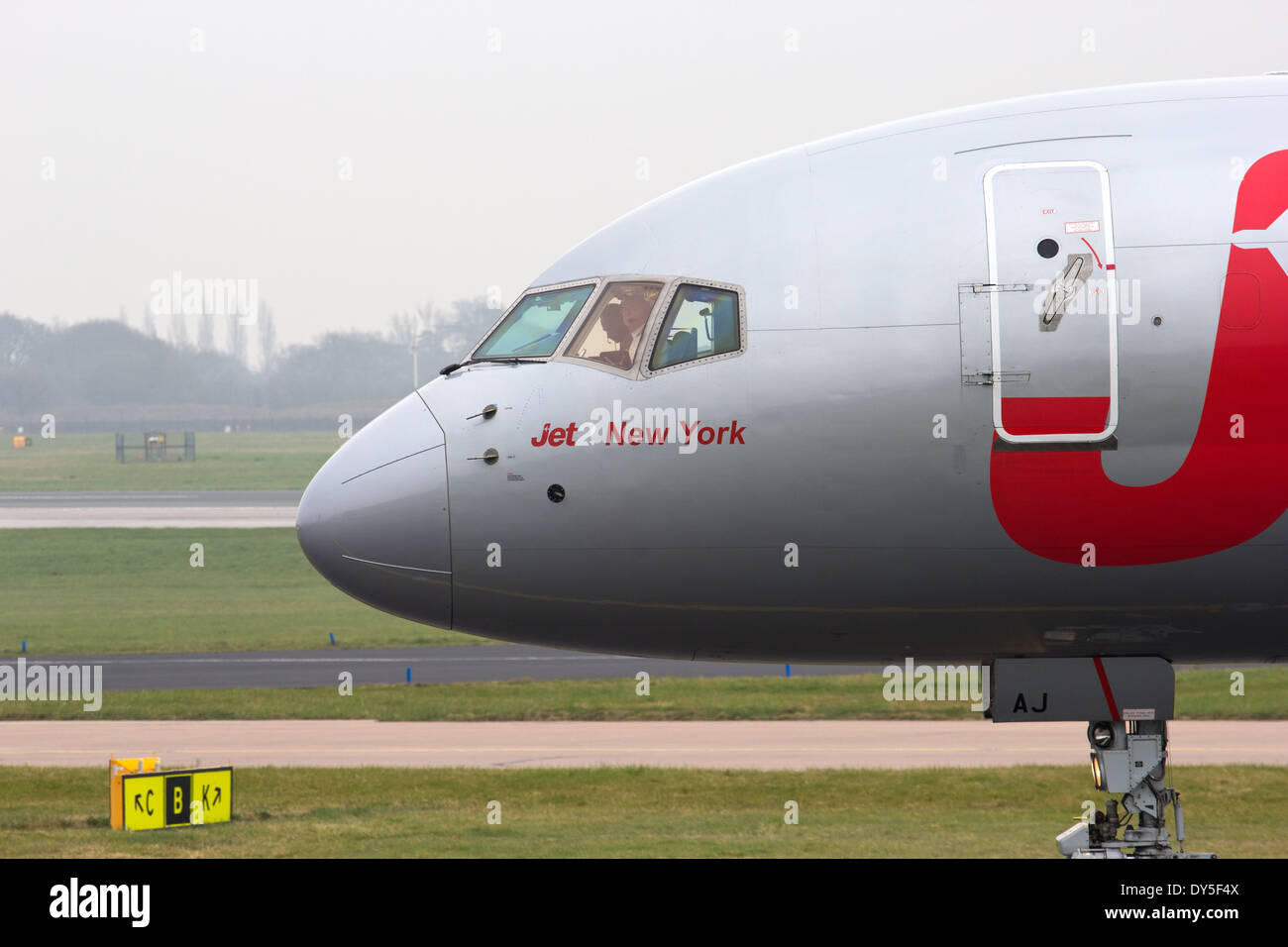 Cockpit del getto 2 Boeing 757-236 All'aeroporto di Manchester Foto Stock