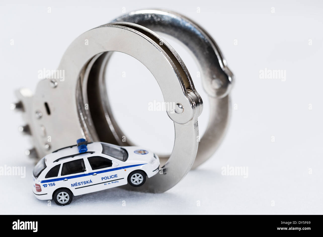 I biscottini con il modello di auto della polizia su sfondo bianco Foto Stock
