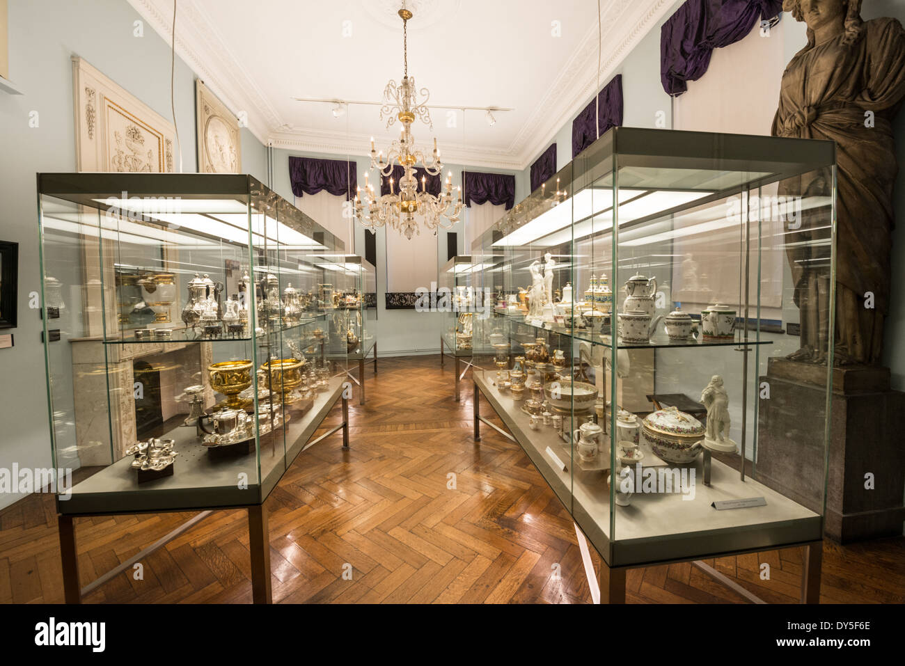 Museo della città di Bruxelles Collezione d'argento Bruxelles // BRUXELLES, Belgio - il Museo della città di Bruxelles espone la sua collezione di argento storico, che mostra la tradizione della città di lavorazione dei metalli. Questi preziosi manufatti in metallo, ospitati nella Maison du ROI, rappresentano vari periodi del patrimonio argenteo di Bruxelles. La collezione dimostra le sofisticate tecniche e il successo artistico degli artigiani d'argento di Bruxelles. Foto Stock