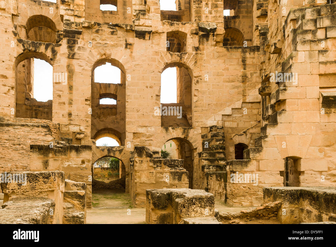 La parete interna dell'Anfiteatro romano di El Jem, Tunisia in Nord Africa. Foto Stock