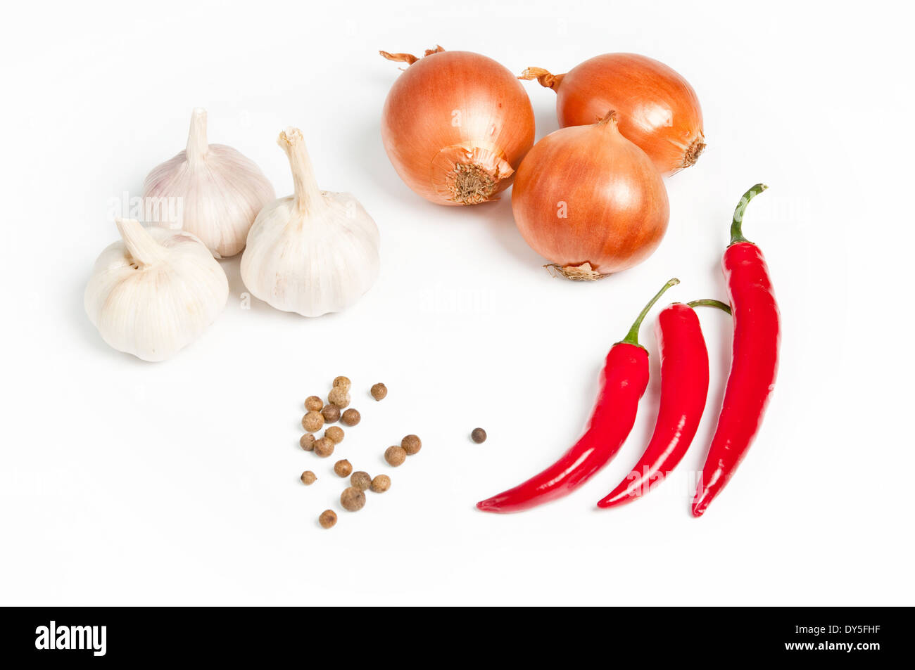 Aglio, cipolla, peperoncino e spezie isolati su sfondo bianco Foto Stock
