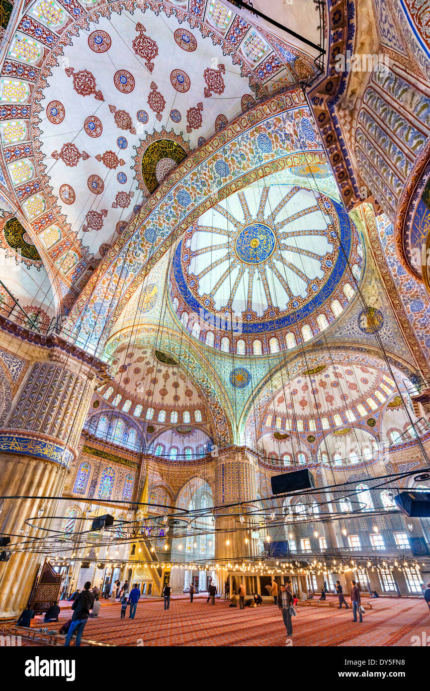 Interno della moschea blu (Sultanahmet Camii), quartiere di Sultanahmet, Istanbul, Turchia Foto Stock