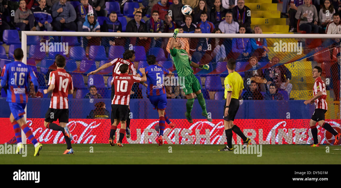 Valencia, Spagna. 07 apr 2014. Il portiere Gorka Iraizoz di Athletic Bilbao cancella la palla lontano dal pericolo durante la Liga gioco Levante UD v Athletic Bilbao a Ciutat de Valencia Stadium, Valencia. Credito: Azione Sport Plus/Alamy Live News Foto Stock