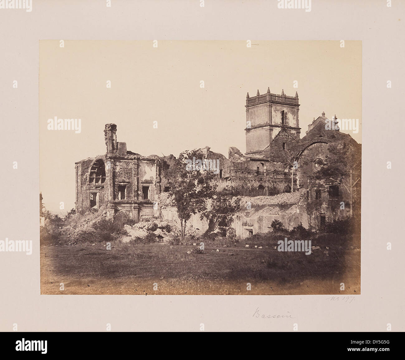 Le rovine di Bacaim, noto come Bassien, includono il Collegio del Santo nome di Dio e il Collegio del Sacro nome di Gesù, così come la Fortaleza de São Sebastião de Bacaim, un forte a Vasai, in India, che mostra l'architettura coloniale e le istituzioni cristiane. Foto Stock