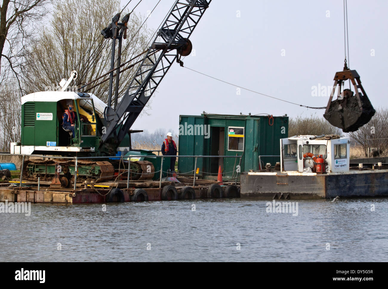 Il dragaggio di Broads competente sul fiume Thurne in Norfolk Foto Stock