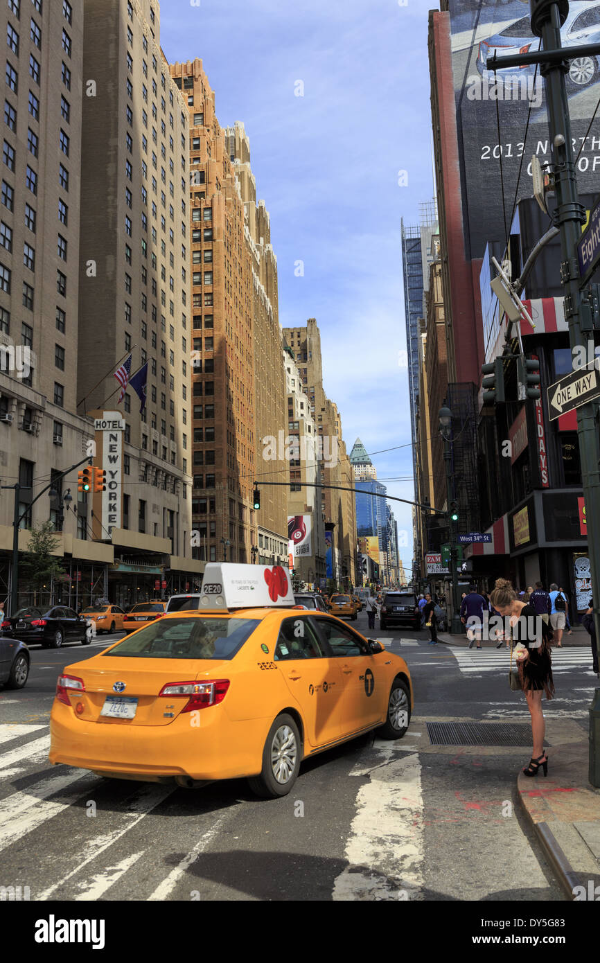 Giallo taxi New York Street scene guardando a nord-est all'incrocio con West 34th Street e la 8th Avenue Foto Stock