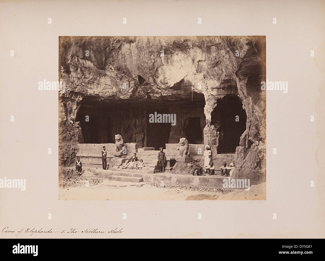 La navata settentrionale delle grotte di Elephanta a Mumbai, in India, è sede di sculture e sculture indù significative. Le grotte, scavate nella roccia, fanno parte di un complesso più grande che risale al V-VIII secolo e sono dedicate al dio indù Shiva. Foto Stock