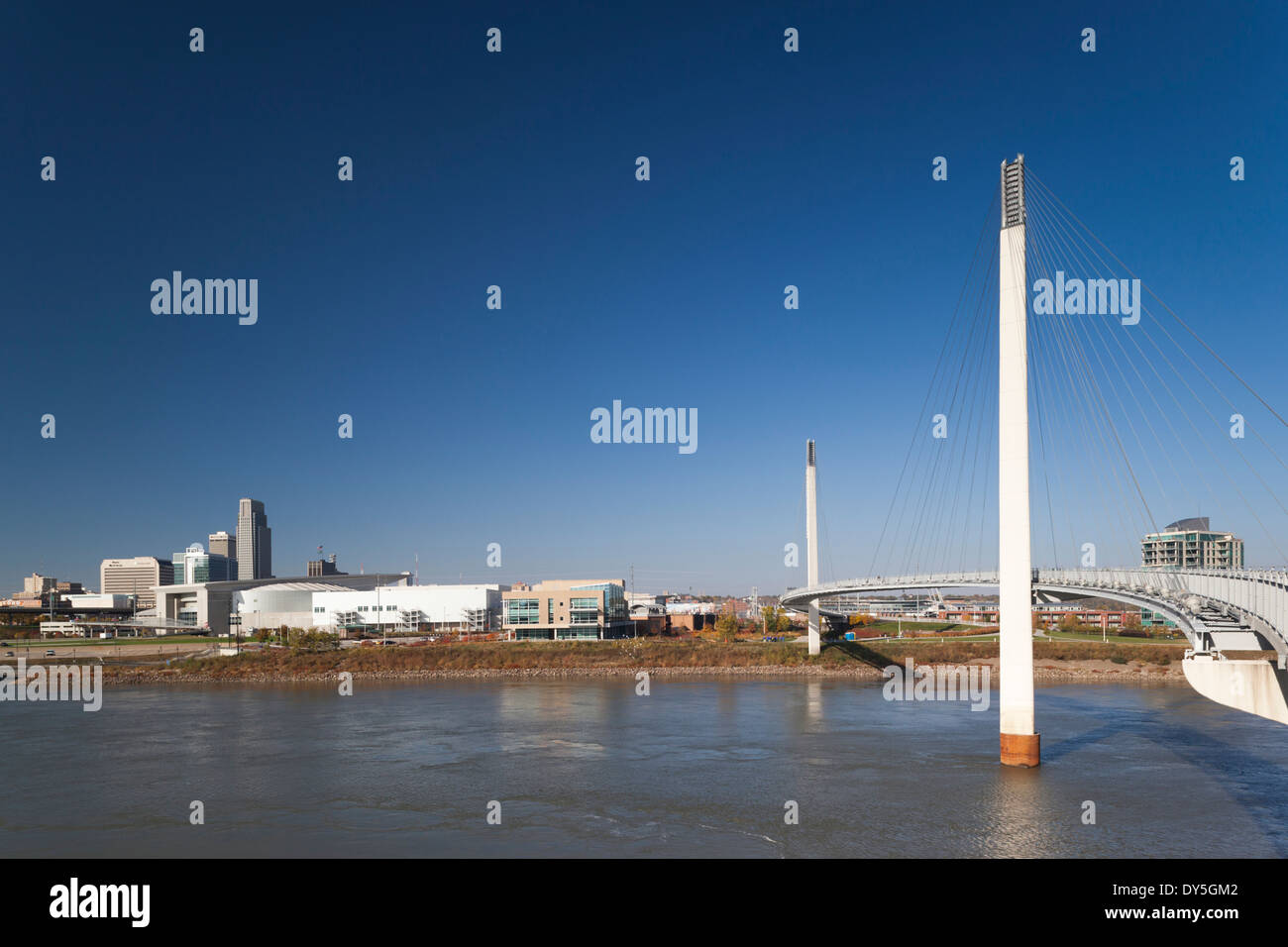 Stati Uniti d'America, Nebraska, Omaha, Bob Kerrey ponte pedonale attraverso il fiume Missouri Foto Stock