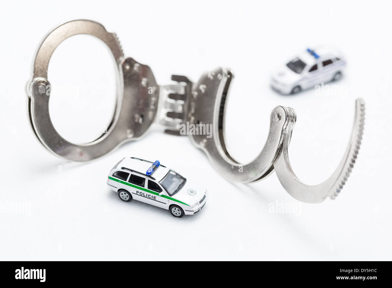 I biscottini con modelli di cooperazione di polizia e della polizia della città di auto su sfondo bianco Foto Stock