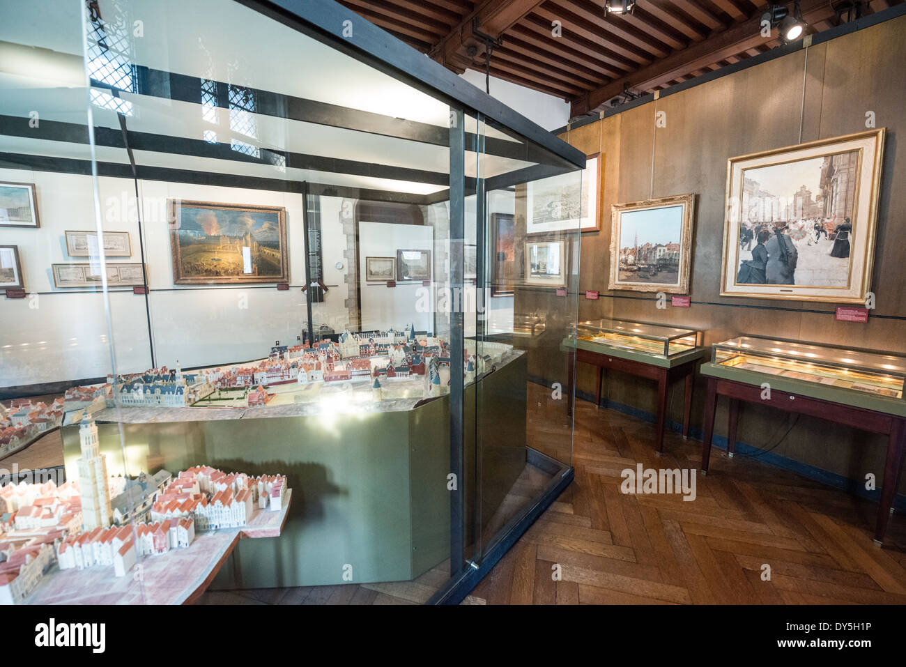 Museo della città di Bruxelles modelli architettonici Bruxelles Belgio // BRUXELLES, Belgio — il Museo della città di Bruxelles presenta dipinti storici insieme a modelli architettonici che documentano lo sviluppo della città. Queste esposizioni multimediali miste, ospitate nella Maison du ROI, illustrano l'evoluzione urbana di Bruxelles attraverso rappresentazioni artistiche e modelli tridimensionali. La combinazione di dipinti e modelli offre ai visitatori molteplici prospettive sullo sviluppo storico di Bruxelles. Foto Stock