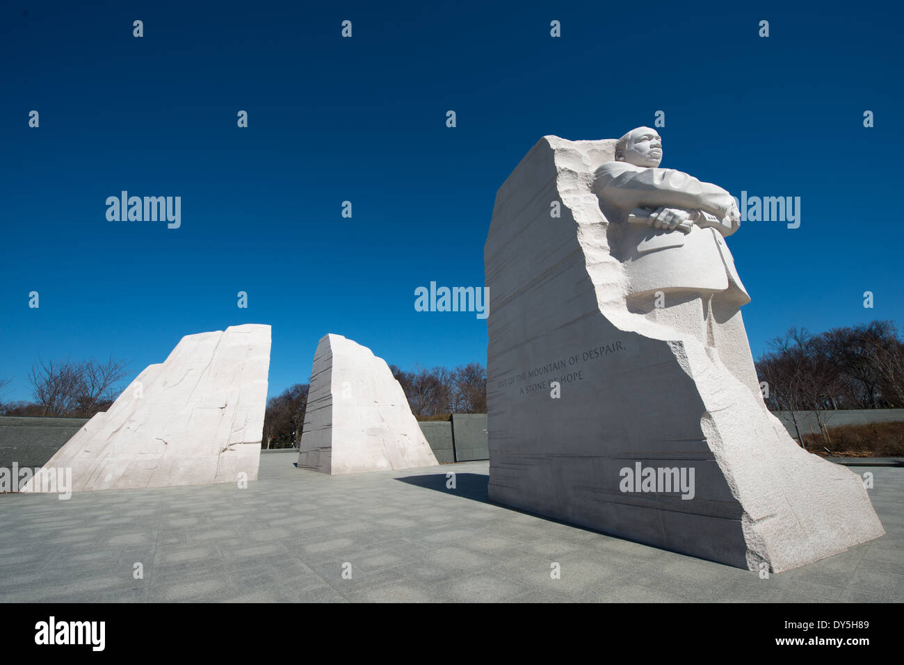 WASHINGTON DC, Stati Uniti — la statua della pietra della speranza al Martin Luther King Jr. Memorial si erge audacemente contro i vibranti cieli invernali blu. Questa scultura centrale, scolpita in granito bianco da lei Yixin, emerge dalla montagna della disperazione e raffigura il dottor King con le braccia incrociate, commemorando la sua eredità nel movimento per i diritti civili. Foto Stock