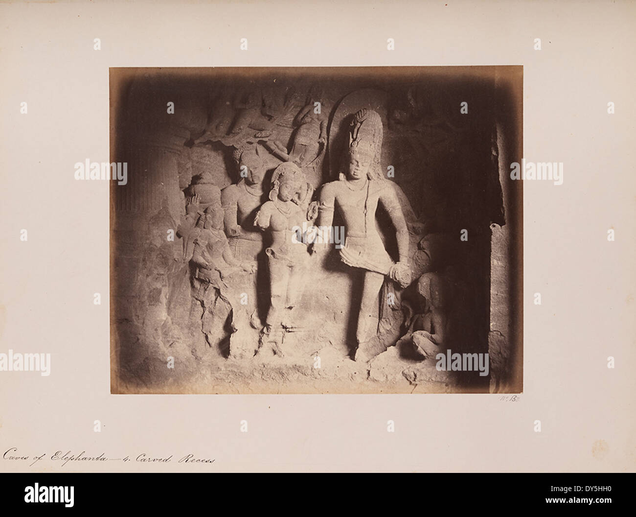 Le Grotte di Elephanta, situate vicino a Mumbai, presentano un'intricata architettura scavata nella roccia, che include cavità intagliate. Queste grotte fanno parte di un più grande complesso dedicato all'induismo Shaiva e contengono sculture elaborate, che le rendono un importante sito storico e religioso. Foto Stock