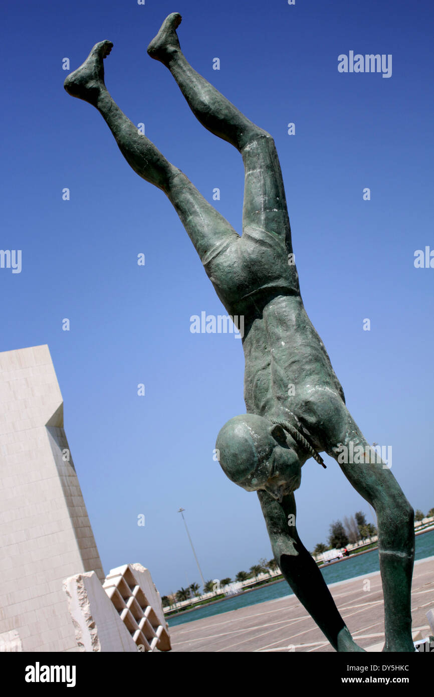 Statua di una Pearl Diver al di fuori il Museo Nazionale del Bahrain, Manama, Regno del Bahrein Foto Stock