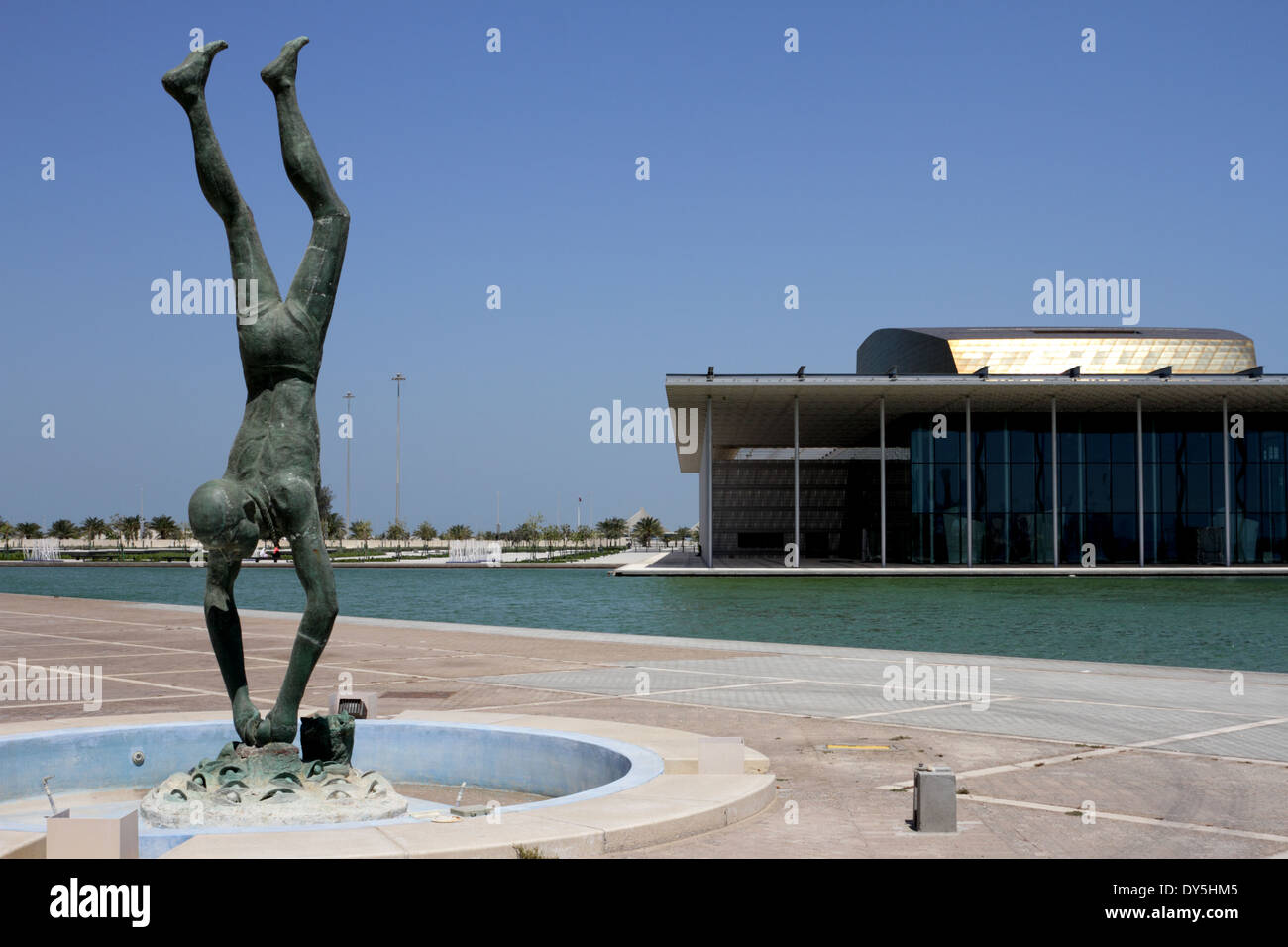 Statua di una Pearl Diver presso il Museo Nazionale del Bahrain con il Bahrain National Theatre in background, Regno del Bahrein Foto Stock