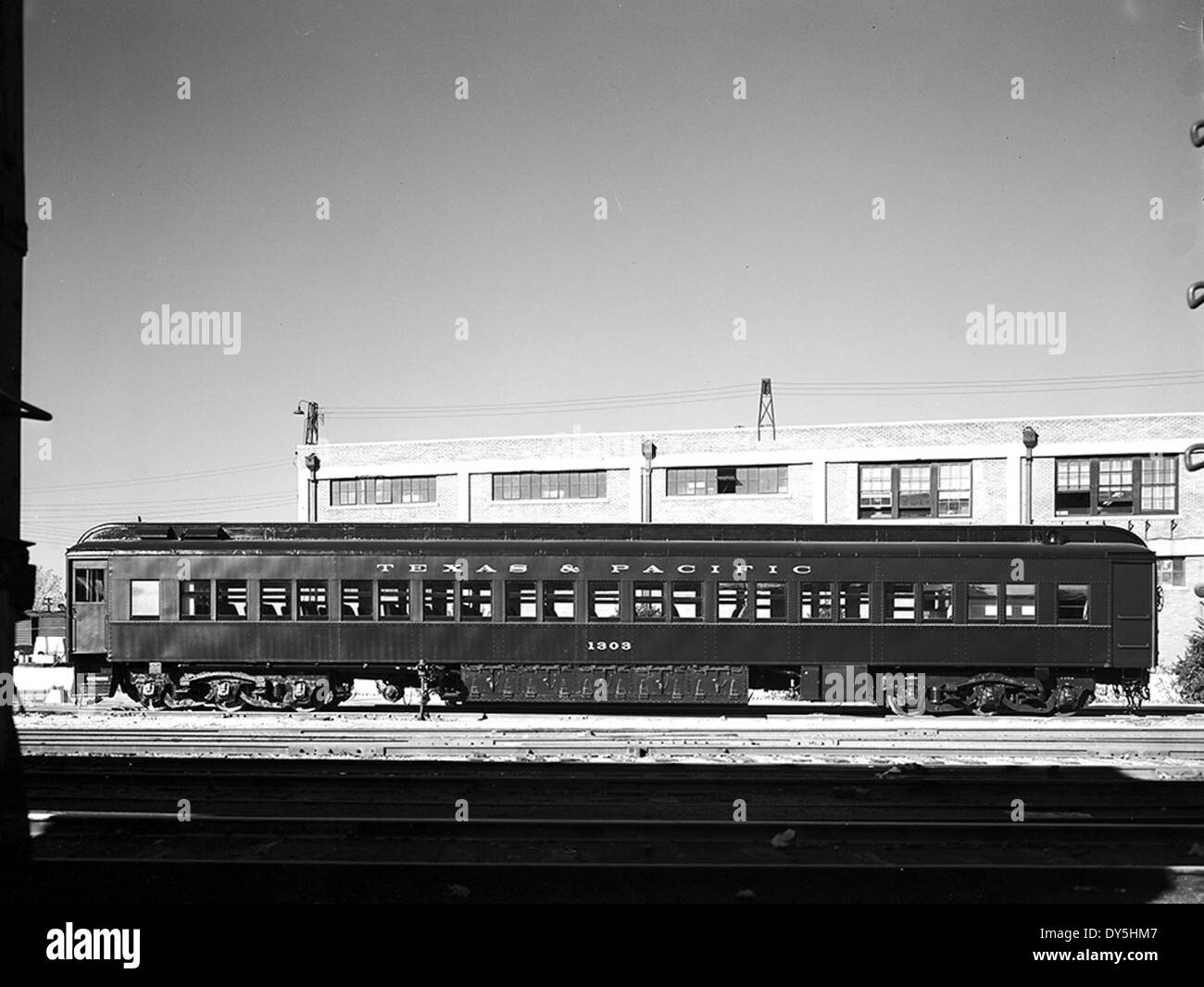 L'autovettura 1303 della Texas & Pacific Railway Company è un esempio di trasporto ferroviario di passeggeri dei primi anni del XX secolo. Questa vettura riflette le caratteristiche di design e comfort del tempo, fondamentali per i viaggi in treno a lunga distanza. Foto Stock