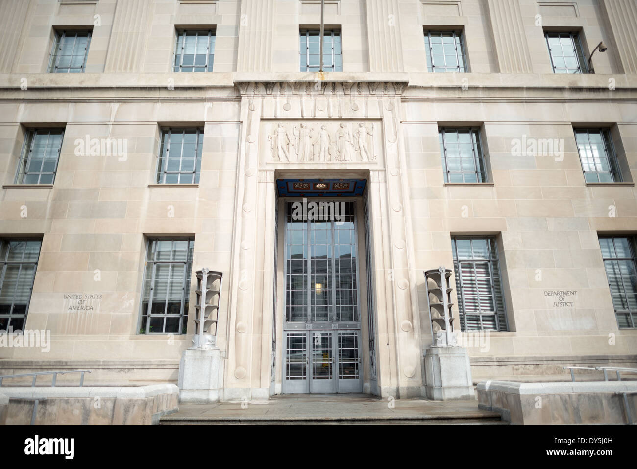 WASHINGTON DC, Stati Uniti - un ingresso al Department of Justice Building su Constitution Avenue, che esemplifica gli stili architettonici Art Deco e Classical Revival del Federal Triangle. Il Robert F. Kennedy Department of Justice Building, completato nel 1935, dimostra la grandezza formale dell'architettura federale di questo periodo. Foto Stock