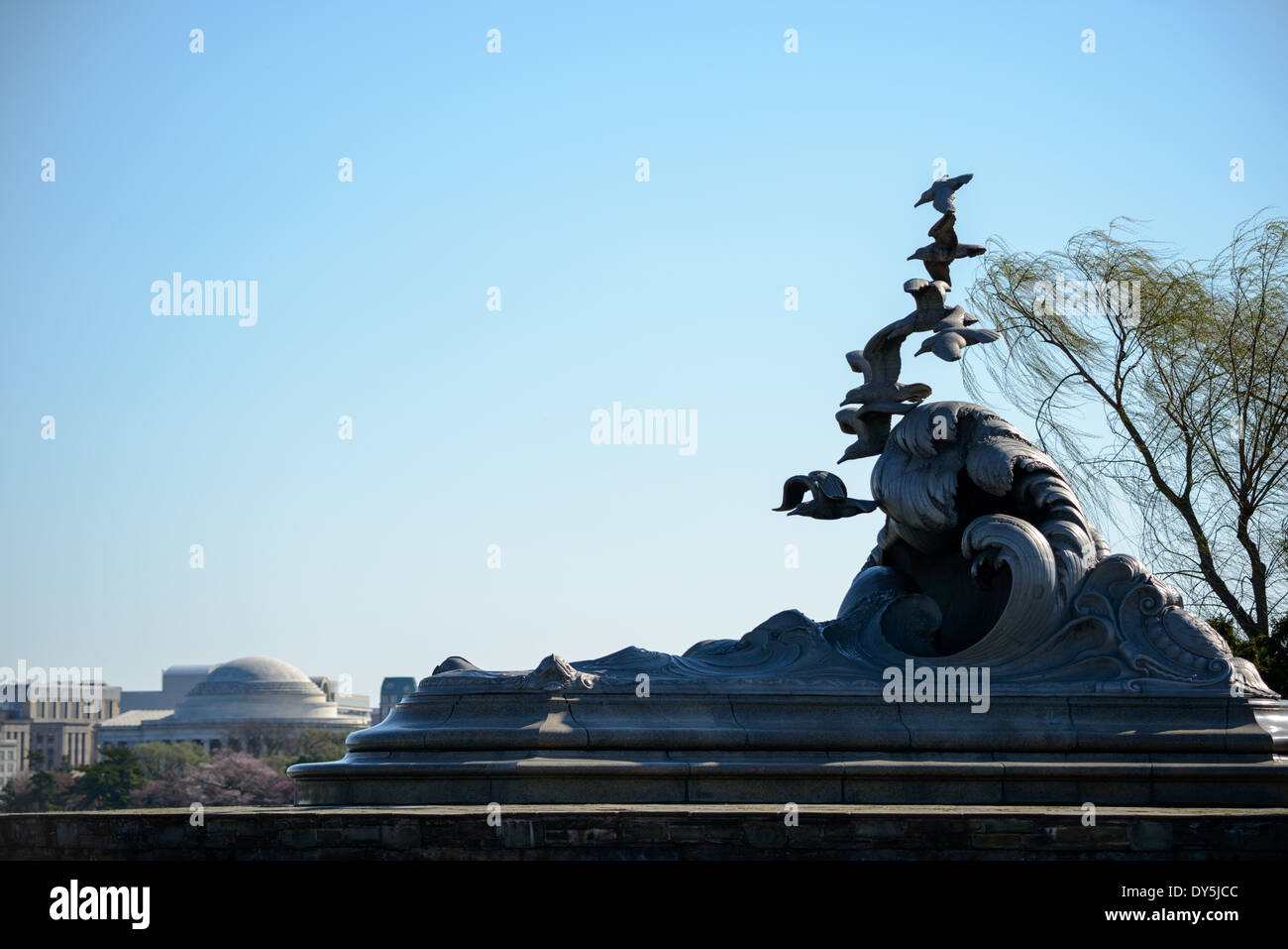 Il Navy-Merchant Marine Memorial, situato a Lady Bird Johnson Park sulla isola di Columbia a Washington, D.C. è un monumento in onore dei marinai della marina degli Stati Uniti e gli Stati Uniti Merchant Marine morto in mare durante la Prima Guerra Mondiale fu progettato nel 1922 da Harvey Wiley Corbett e scolpito da Ernesto Begni del piatta. Esso è stato dedicato il 18 ottobre 1934. In background, in basso a sinistra è il Jefferson Memorial attraverso l'altro lato del fiume Potomac. Foto Stock