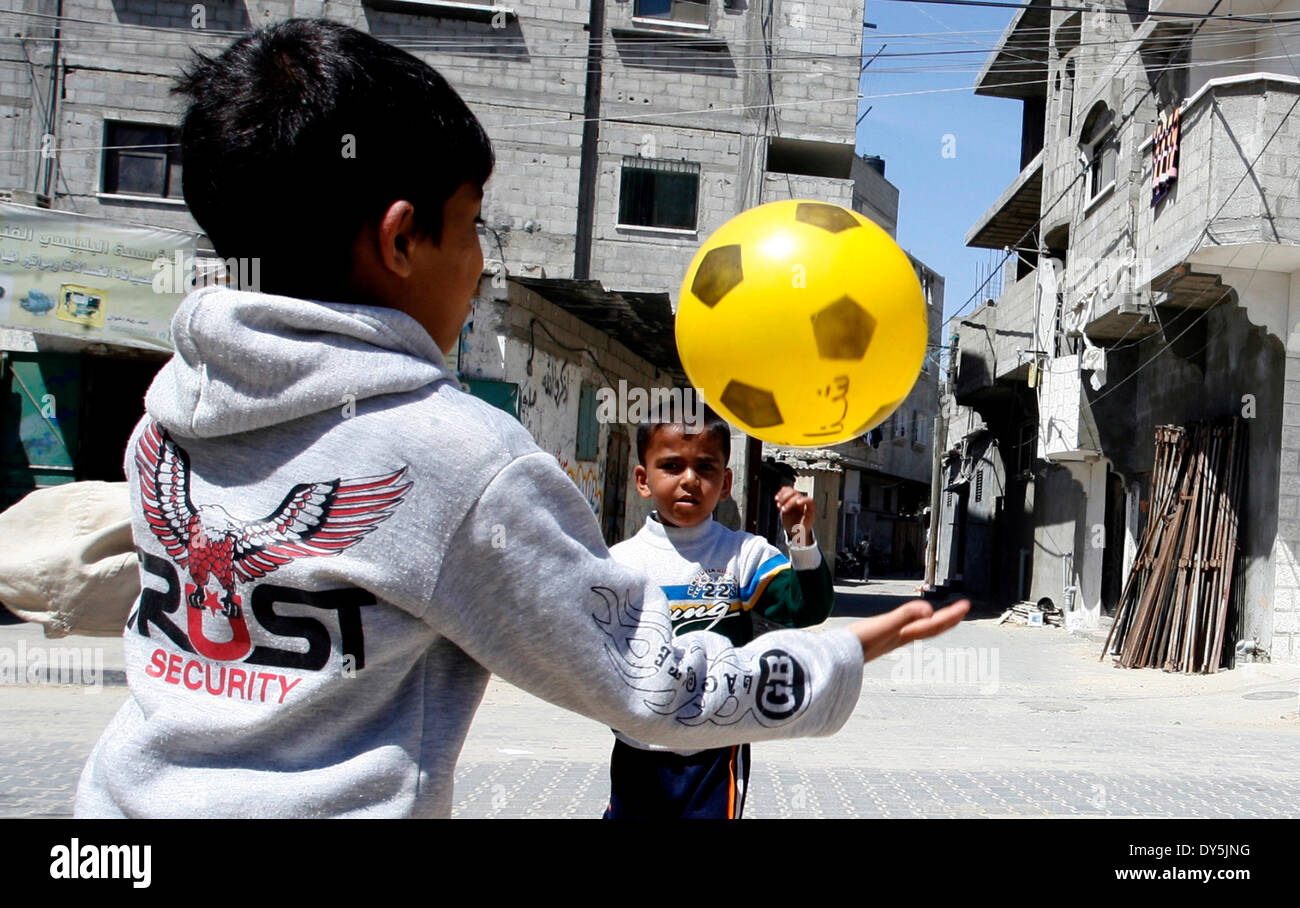 La striscia di Gaza, PALESTINA - Aprile 5: bambini palestinesi a suonare in una strada nei pressi di Rafah Refugee Camp nel sud della striscia di Gaza il 5 aprile 2014. Il ministro degli Affari sociali Kamal Sharafi in Cisgiordania, l' importanza di promuovere il partenariato efficace e attivazione della responsabilità sociale al fine di proteggere i nostri bambini da uccidere e di privazione di vivere una vita in cui i bambini sono al sicuro e stabile, libero dalla violenza, l'anniversario della Giornata per i bambini. (Foto di Abed Rahim Khatib/Pacific Stampa) Foto Stock