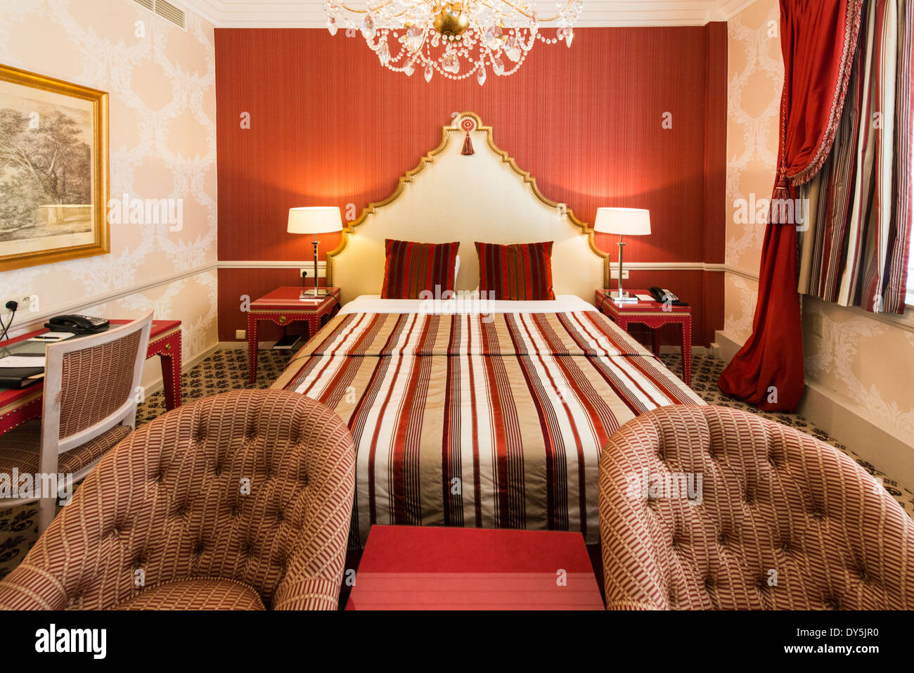 BRUXELLES, Belgio — una camera decorata in modo elegante in un hotel di lusso a Bruxelles, Belgio. Foto Stock