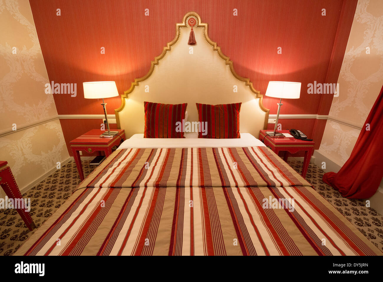 BRUXELLES, Belgio — una camera decorata in modo elegante in un hotel di lusso a Bruxelles, Belgio. Foto Stock