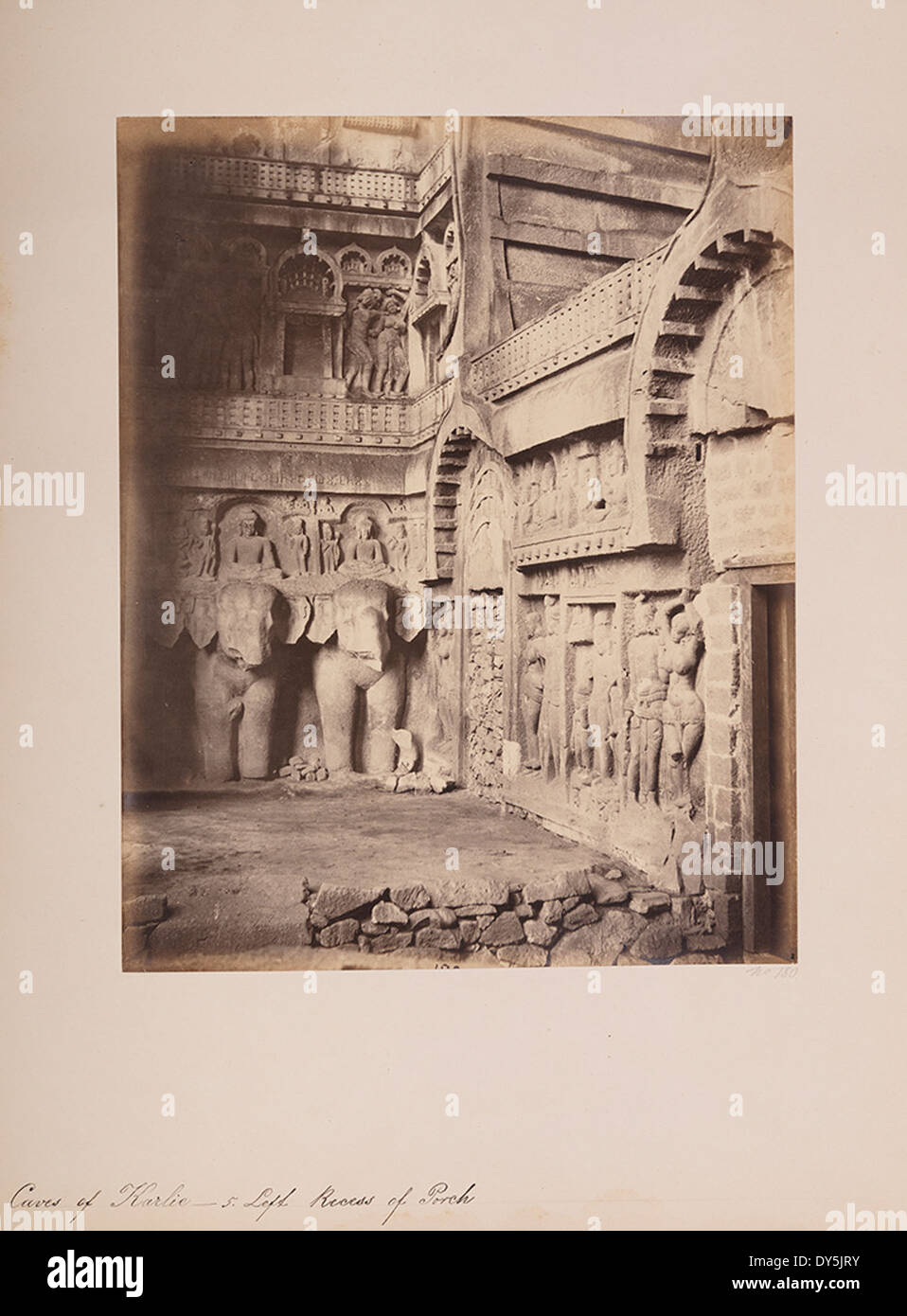 Le Grotte di Karla, situate in India, presentano una cavità sinistra del portico dove si trovano sculture di elefanti. Queste antiche grotte sono siti archeologici significativi, con intricate incisioni e statue che rappresentano l'arte e la storia buddista. Foto Stock