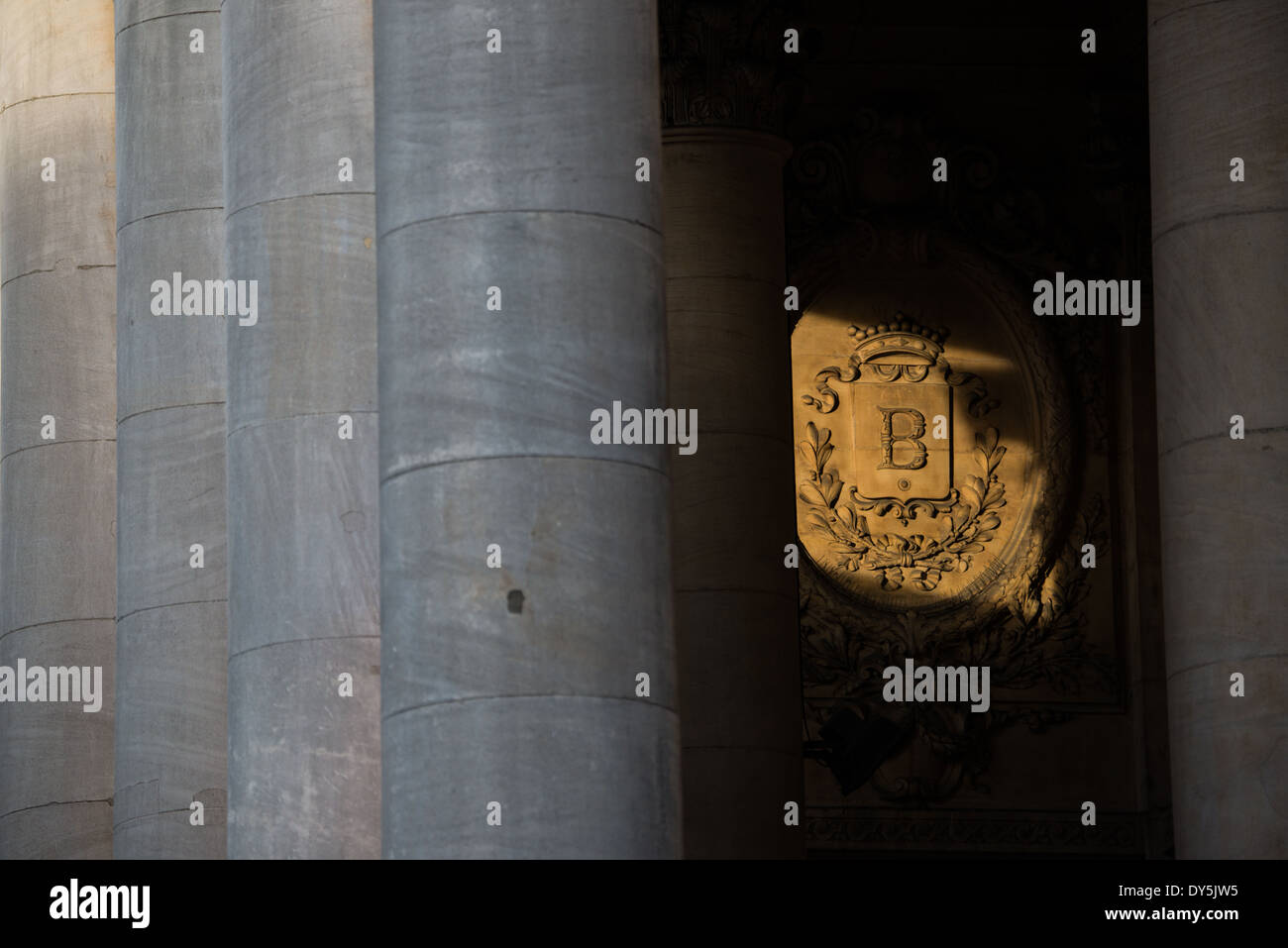 Brussels Stock Exchange Ornament Brussels // l'edificio che ospita la Borsa di Bruxelles, vicino alla Grand Place, non ha un nome specifico ma è stato costruito dal 1868 al 1873. Mescola elementi dello stile architettonico neorinascimentale e del secondo Impero ed è decorato con ornamenti e sculture creati da artisti famosi, tra cui i fratelli Jacques e Joseph Jacquet, Guillaume de Groot, lo scultore francese Albert-Ernest Carrier-Belleuse e il suo allora assistente Auguste Rodin. Foto Stock