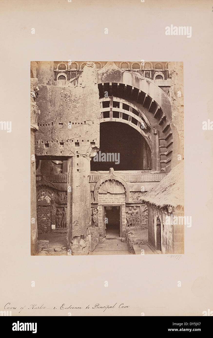 Le grotte di Karla, situate in India, sono monumenti buddisti scavati nella roccia, con l'ingresso alla grotta principale che mostra intricate sculture in pietra e architettura. Queste grotte sono vitali per comprendere le antiche pratiche buddiste. Foto Stock