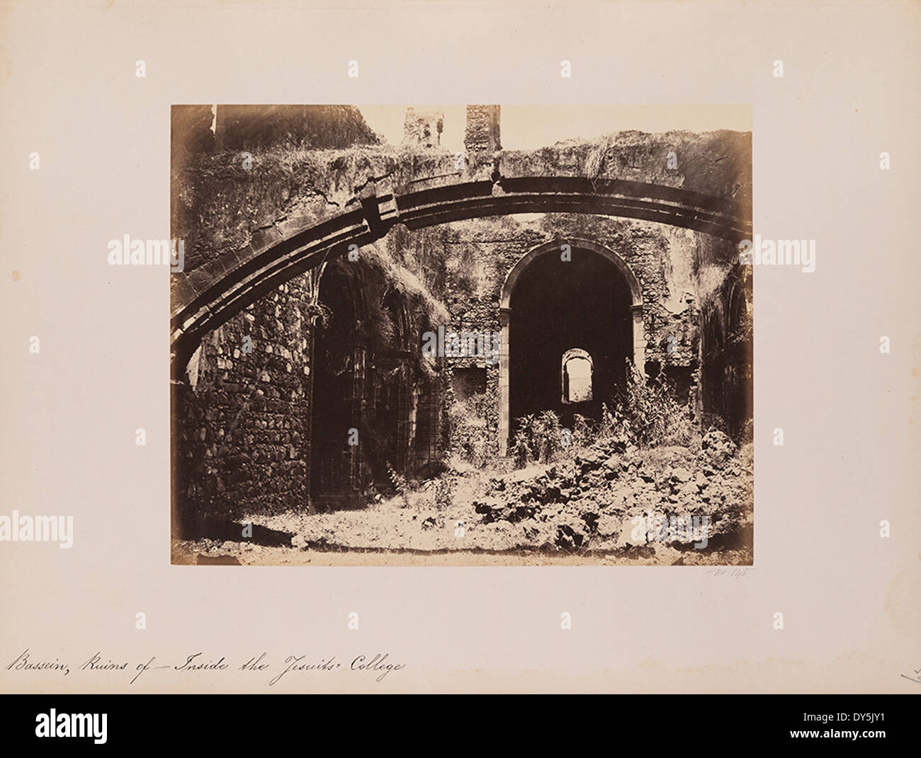 L'immagine raffigura le rovine interne del Collegio dei Gesuiti a Bassein (Vasai), in India, tra cui il forte di San Sebastiano. Questo sito storico era una volta sede del Collegio del Santo nome di Dio e del Collegio del Sacro nome di Gesù, riflettendo il ruolo significativo dell'educazione gesuita nell'India coloniale. Foto Stock