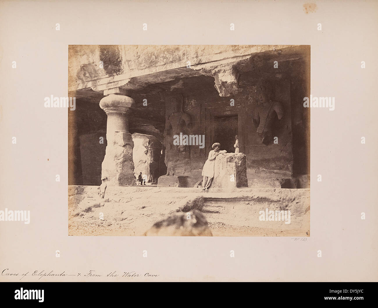 Le grotte di Elephanta, situate vicino a Mumbai, in India, sono una serie di templi scavati nella roccia dedicati agli dei indù. Questa vista dalla Grotta dell'acqua mette in evidenza le impressionanti sculture e le caratteristiche architettoniche delle abitazioni delle grotte che risalgono al V-VIII secolo. Foto Stock